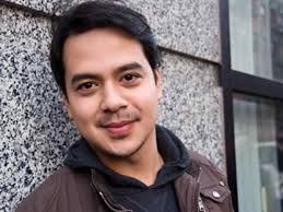 Aaron on seotud selle ettevõttega. Maja Salvador Crown Artist Management To Manage John Lloyd Cruz