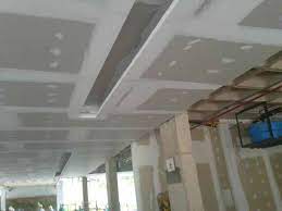 O gesso acartonado é um material produzido entre uma mistura de gesso e papel cartão, que são moldados em placas leves e muito resistentes, e outra vantagem muito boa do gesso acartonado é com relação à parte elétrica e hidráulica de nossa casa, que é colocada por trás das placas de gesso. Forro De Gesso Acartonado Com Sanca No Abc