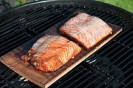 Den braunen zucker gleichmäßig über die filets verteilen. Die Grillsaison Ist Eroffnet Lachs Auf Zedernholz Mit Rhabarber Chutney Man Kann S Essen
