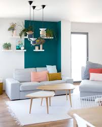 De quelle couleur repeindre votre mur nos 30 inspirations mur bleu mat pour salon jaune moutarde et vert teal bedroom un petit salon vintage moutarde et bleu canard idee deco petit Comment Utiliser La Couleur Bleu Canard Dans Sa Deco Shake My Blog