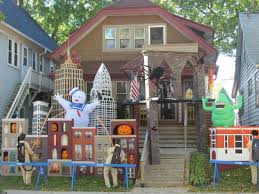 It's not halloween until you get to decorate a pumpkin and there are a ton of cool ways in which to do that. Community Post 20 Houses That Are Clearly Winning At Halloween Halloween House Decoration Halloween Outdoor Decorations Outdoor Halloween