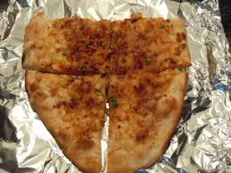 Mac N Cheese Pizza From Wood N Tap Is Terrific Comfort Food Spicy Mac N Cheese With Bacon Bits Hmmm Good Mac And Cheese Pizza Food Spicy Mac And Cheese