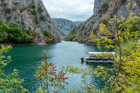 Es ist nicht zu verwechseln mit dem historischen makedonien, der flächenmäßig größten region im norden griechenlands. Der Matka Canyon Nahe Skopje Im Geheimtipp Land Nordmazedonien Reiseblog Secluded Time