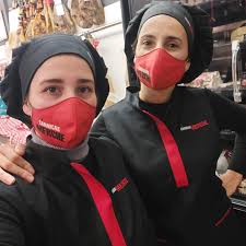 Sonia, Merche, Veronica, Emilia, Núria, Encarna, Patricia G, Patricia H,  Àngels, Cristina, Mari, Esperanza, Sonia Puig, Sílvia i Lola.... des de  l'obrador fins a les botigues. Una per totes i totes per