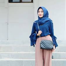 Kalau menurut saya tabung merah muda lebih baik dari tabung hijau dan biru. Trik Buat Tampil 10 Tahun Lebih Muda Ikuti Perpaduan Warna Biru Ala 10 Hijabers Ini Aja