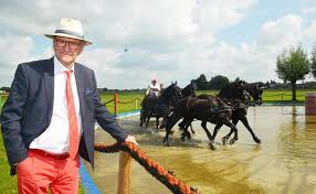 Willy naessens swimming pools bouwt het zwembad in je tuin tot op de centimeter nauwkeurig! 92 Jarige Vrouw Haalt Slag Thuis Airshow Van Willy Naessens De Standaard Mobile
