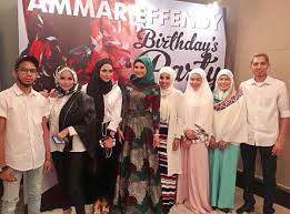 Beliau memulakan kerjaya dalam bidang hiburan semenjak beliau menyertai program realiti lawak sinaran pasport. Isteri Lan Pet Pet Cantik Persis Anak D4ra Khalifah Media