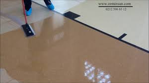 Fayans karolarının kesilmesi ve yapıştırılması işlemini yaparken; Zemin Cilasi Nasil Yapilir Youtube