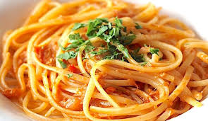 In un'ampia padella soffriggere lo spicchio d'aglio con un po' d'olio, il peperoncino (facoltativo), la metà dei capperi ben dissalati, qualche gambo di prezzemolo tagliuzzato finemente e la metà delle. Ricetta Pasta Con Tonno Capperi E Acciughe Le Ricette Di Buonissimo