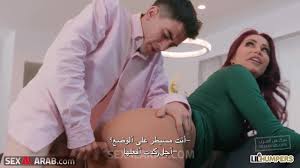 يعينها على الاحتفال