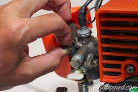 Setelah beberapa tahun pengguna, akan berlaku carbon build up sekitar valve seat, valve intake, valve exhaust, dan permukaan piston.pembentukan karbon ini secara tidak langsung akan menyebabkan compression. Panduan Guna Mesin Rumput Sandang Pertama Kali