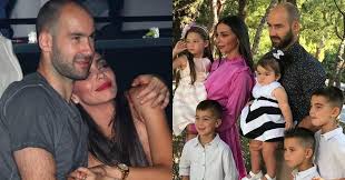 Η ολυμπία χοψονίδου δήλωσε ότι έχουν πέσει μαλλιά, αντιμετωπίζει προβλήματα με τα δόντια της, ενώ παράλληλα δίνει μάχη με τη ζυγαριά και την χαλάρωση που έχουν επιφέρει οι εγκυμοσύνες και οι γέννες στο σώμα της. Xopsonidoy Spanoylhs To Yperoxo Xristoygenniatiko Dentro Kai H Fwto Me Ta 6 Paidia Sto Stolismeno Saloni