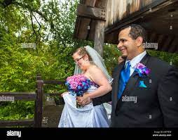 Interracial paar heiraten ehe -Fotos und -Bildmaterial in hoher Auflösung –  Alamy