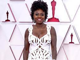 Viola davis' powerful and emotional performances in such plays as intimate apparel and king hedley ii made her a formidable presence on the american theater scene in the late 1990s and 2000s. L Ozdoikvrdqqm