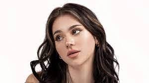 Amanda Standish's Instagram, Twitter & Facebook