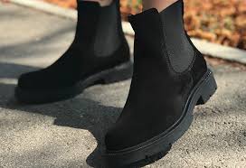 Высокие челси — преимущественно повседневная обувь, поэтому выбирать их для похода в грубые ботинки челси на тракторной подошве идеально сочетаются с элегантным верхом. Pochemu Zhenskie Chelsi Ne Vyhodyat Iz Mody Crous City