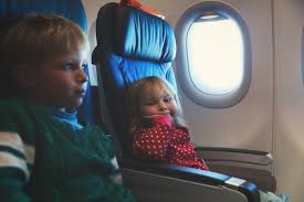 Vârsta minimă pe care trebuie să o aibă bebelușul tău pentru a călători cu avionul diferă de la o companie aeriană la alta, între 2 și 14 zile, iar, de multe ori, vă va fi solicitată și o adeverință care să specifice că bebelușul, dar și mămica. Cateva Ponturi In Plus Pentru O CÄƒlÄƒtorie PlÄƒcutÄƒ Cu Avionul AlÄƒturi De Copii Mici Printesa Urbana Blog Cald De Familie