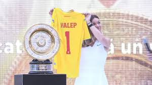 Halep, pe podiumul mondial şi de ziua femeii: Halep Presents Wimbledon Trophy To Fans In Romania Afp Youtube