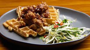 Cette Recette De Gaufres Avec Poulet Frit Trois Fois Et Caramel Au Piment Et Au Soya Est Tiree De L Emission Masterche Masterchef Recipes Fried Chicken Waffles