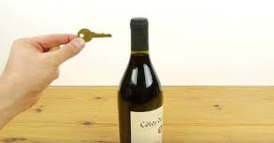 Comment Utiliser Une Clef Pour Ouvrir Une Bouteille De Vin Bouteille De Vin Trucs Et Astuces Vin