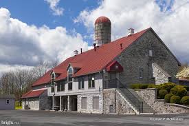 Situated On Over 3 Acres With 40 Parking Spaces And Approx 11 000 Sq Ft Tons Of Possibilities Office Complex In 2020 Martinsburg Sale House Real Estate Brokerage