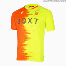 In those very early days, teams did not play in kits as we understand it: C4paim8gu3eu3m