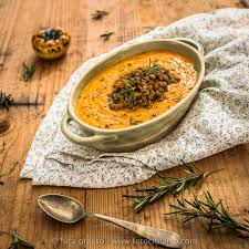 Zuppa di zucca e lenticchie, un primo piatto caldo e confortante.una bella zuppa rustica, tipica del la zuppa di zucca e lenticchie è un primo piatto abbastanza completo soprattutto se si aggiunge un. Fotocibiamo Crema Di Zucca Con Lenticchie Per Al Km 0