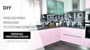 Transformarlo en otro armario de imagen completamente renovada te ayudará a integrarlo en la nueva imagen y decoración que luces. Vinilos Para Renovar Tu Cocina Con Medidas Personalizadas Youtube