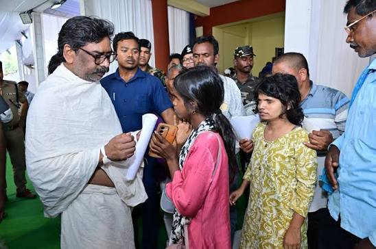 मां के श्राद्धकर्म के बीच भी जनसेवा जारी! 🙏 मुख्यमंत्री हेमंत सोरेन ने  नेमरा में लोगों से मुलाकात कर उनकी समस्याएं सुनीं और अधिकारियों को ...