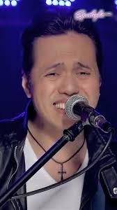 Mike Bon performs "UMAASA PA RIN AKO" #shorts