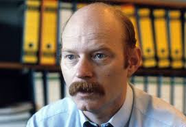 Peter Struck (BRD SPD Mitglied Flick-Untersuchungsausschuss) raucht Pfeife  während eines