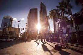 Cavill Ave The Centre Of Surfers Paradise Is A Bustling Hub Of Creative People Complete With Restaurants S Surfers Paradise Gold Coast Australia Gold Coast