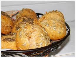 Vollkorn Dinkel Joghurt Brotchen Mit Chia Sonnenblumenkernen Wiewowasistgut Com Rezept Brot Backen Rezept Einfach Brot Selber Backen Rezept Kochen Und Backen Mit Kindern