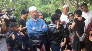 Suami sudah meninggal bulan 7 kemarin, ujar yana zein seperti dilansir tabloid bintang. Sang Ayah Setuju Makam Yana Zein Dipindahkan Tapi Ini Syaratnya Tribunnews Com Mobile