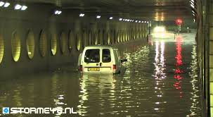 Door de zware regenval stroomde de modder. Noodweer Limburg Overstroming Youtube