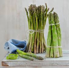 Portare l'acqua a ebollizione in una pentola a vapore.tagliare e eliminare la parte dura terminale degli asparagi, quindi pelarli delicatamente. Come Cucinare Gli Asparagi Sale Pepe