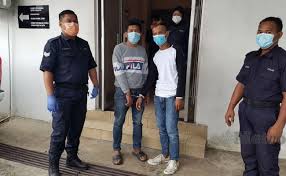 Dia didakwa mengikut seksyen 323 kanun keseksaan yang memperuntukkan hukuman penjara maksimum setahun atau denda. Merompak Seorang Wanita Secara Berkumpulan 2 Lelaki Dihukum Penjara 10 Tahun Dan 5 Sebatan Manis Madu