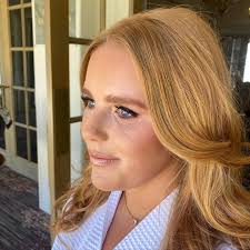 Hi! 🙋🏼‍♀️ I'm Julia, owner and artist for Smartmakeup. Here's a little  about me and my background! 💄I've been doing makeup professionally since  2007. 💄My love of make up started with a