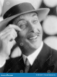 Gladlynt Man Med Monokeln (alla Visade Personer Inte är Längre Uppehälle,  Och Inget Gods Finns Leverantörgarantier Att Det Skallr Fotografering för  Bildbyråer