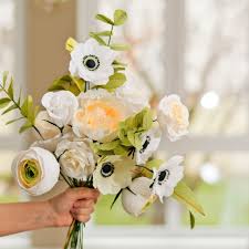 Ein blumengesteck unter einer cloche aus glas zaubert ein kleines kunstwerk auf den tisch. Blumen Aus Krepppapier Selber Basteln 1 Video Anleitung