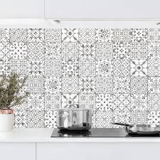 Kuchenruckwand Musterfliesen Grau Weiss In 2020 Kuchenruckwand Kuche Tapete Ideen Und Kuche Weiss Grau