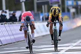 Mathieu van der poel won in dwars door vlaanderen, schreef de brabantse pijl op zijn naam en als kers op de taart volgde hij erik dekker op als laatste winnaar in de amstel gold race. Van Der Poel Klopt Aartsrivaal Van Aert Op De Streep Na Schitterende Vlaanderens Mooiste Wielrennen Ad Nl