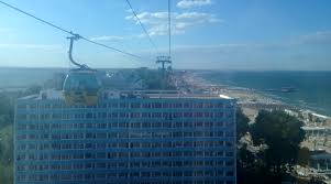 Distanta pana la plaja este de doar 25 de metri, fiind construit chiar pe faleza, perpendicular pe tarmul marii. Telegondola Mamaia Tarife