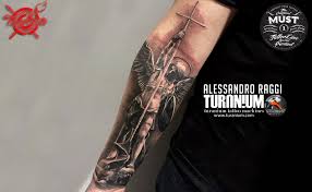 I pi spirituali, tra i tre arcangeli, apparivano raffaele e gabriele, perch vestiti interamente di bianco, mentre michele aveva un elmo con una cresta sul capo. Tatuaggio Arcangelo Michele Tatuaggio Arcangelo Michele