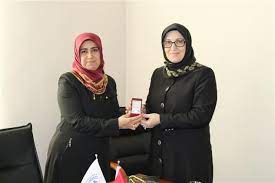 Diyanet i̇şleri başkanı ali erbaş, eşi seher erbaş'ın almanya'da yaşayan ve tedavi gördüğü hastanede vefat eden teyzesi emine terzi'nin kırıkkale'deki köyünde düzenlenen cenaze törenine katıldı. Diyanet Isleri Baskanimizin Saygideger Esi Seher Erbas Huzur Sohbetlerine Katildi
