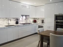 Image Result For White Gloss Cabinets With Marble Backsplash Moderne Weisse Kuchen Weisse Kuche Dekoration Kuchendesign