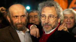 Türkiye'nin yakın tarihi, politikası ve popüler kültür konularında hazırladığı belgeselleri ile tanınmış bir belgesel yapımcısıdır. Can Dundar Biyografi Info