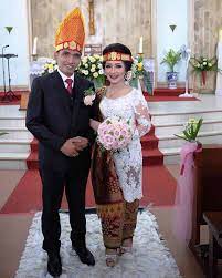 Banyak model baju pengantin adat batak yang dibuat, ada yang disesuaikan daerah kabupaten asal ada juga yang disesuai agama, atau juga yang disesuaikan kelas strata. 30 Model Kebaya Pengantin Modern Untuk Akad Nikah