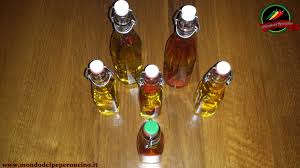 Questo olio è perfetto anche per fare un regalo 'speciale'. Olio Al Peperoncino Come Fare Olio Piccante In Casa Mondo Peperoncino