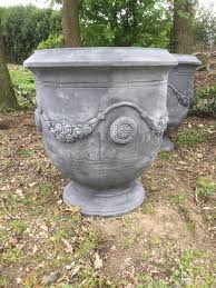 grote massief betonnen tuinpot tuinvaas beton grijs groot large l xl mega pot bloempot vaas bak tuin buiten out door landel tuinpotten bloempot betonnen potten